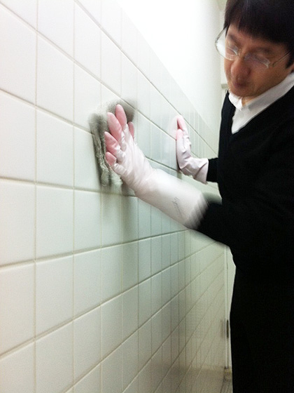 天神パークビルの共用部清掃、給湯室の壁面タイル磨き