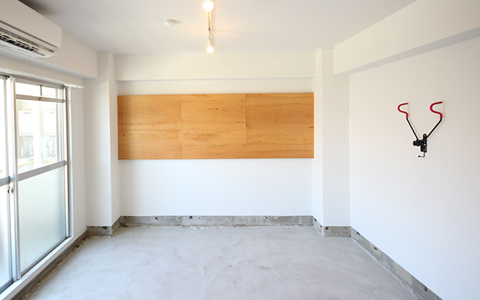 写真すっきりとした白の室内に、木目の板
        が壁に設置されている