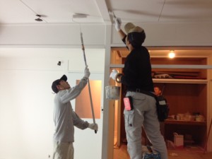 天井まで丁寧に塗ってもらいます