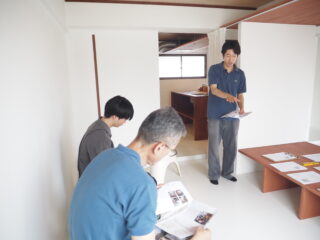 デザイナー仲條によるコンセプトの説明